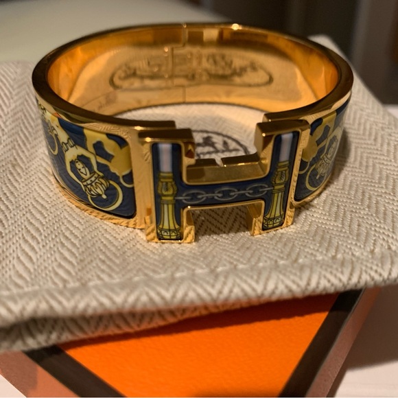 Authentic brand new PM Hermes fashionable bracelet with dust bag, box,ribbon - Picture 9 of 16